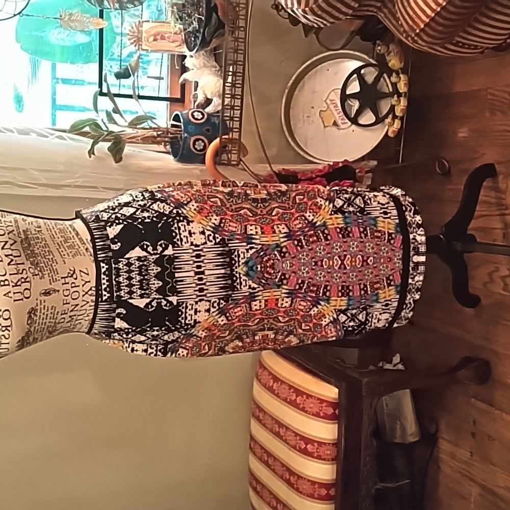 Women's knit pull on midi skirt size medium by Bisou Bisou.  Comfy & colorful!